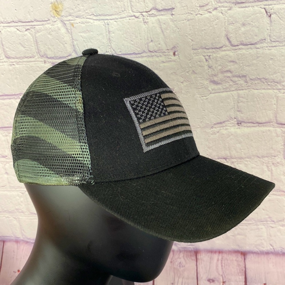 US Flag Men's Black Trucker Cap. One Size.